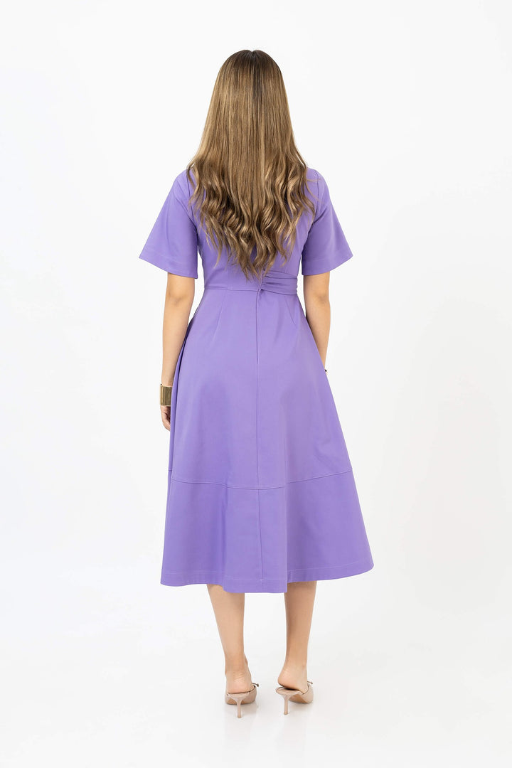 Vestido midi con hebilla elegante