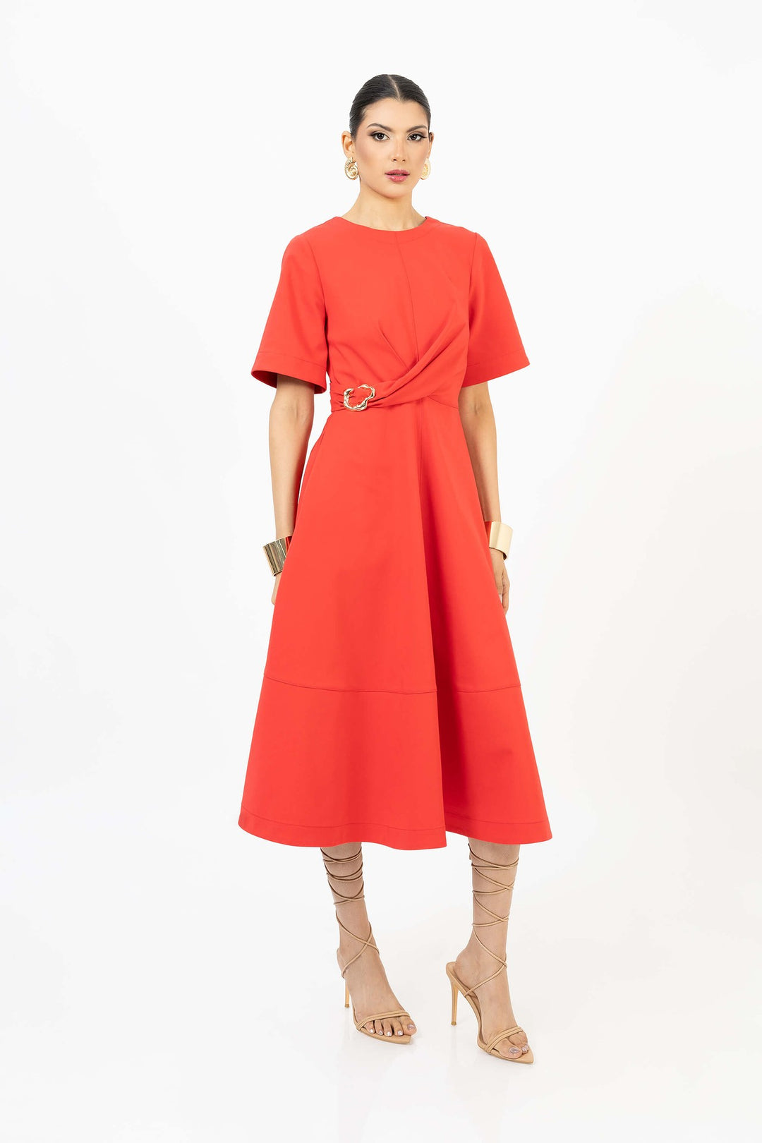 Vestido midi con hebilla elegante