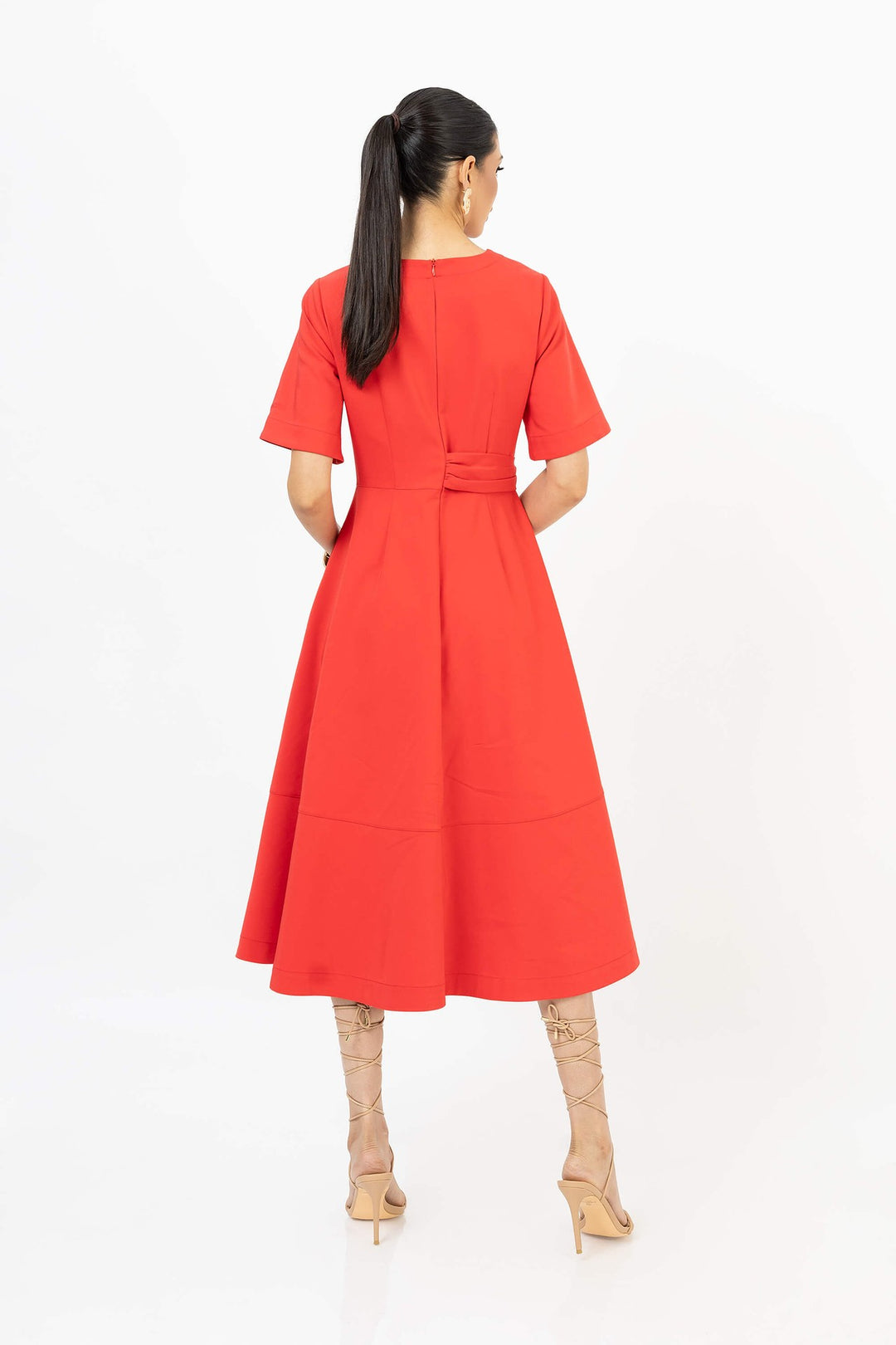 Vestido midi con hebilla elegante