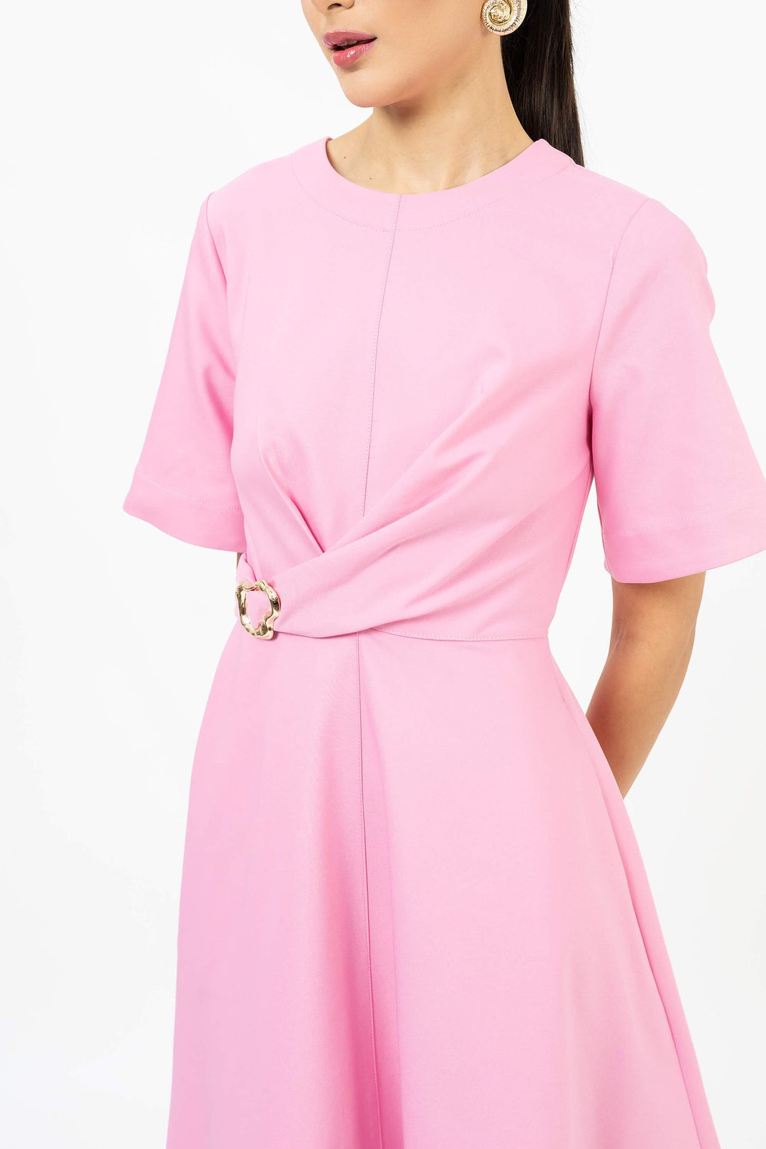 Vestido midi con hebilla elegante