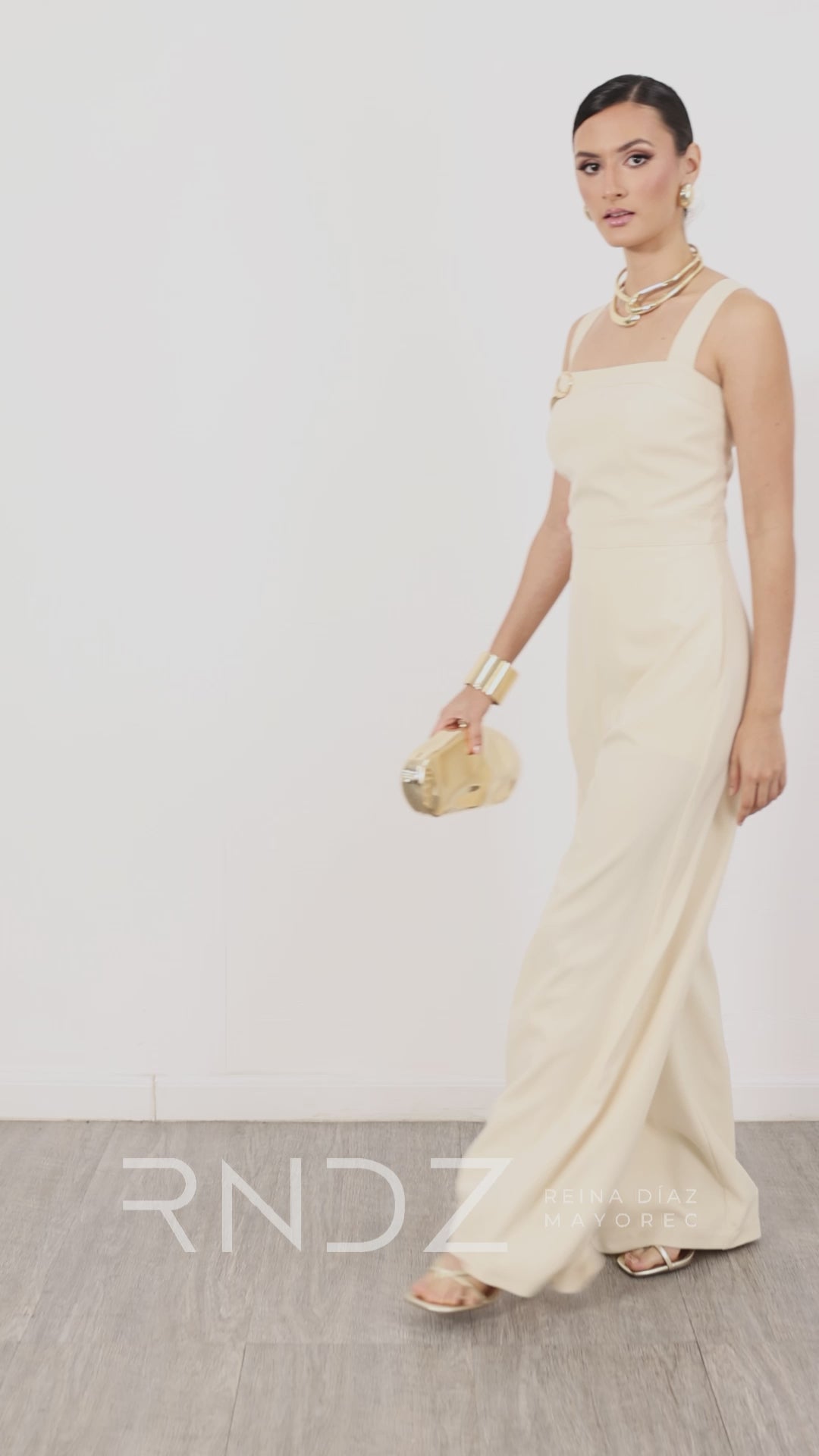 Jumpsuit elegante con tirantes anchos y hebilla