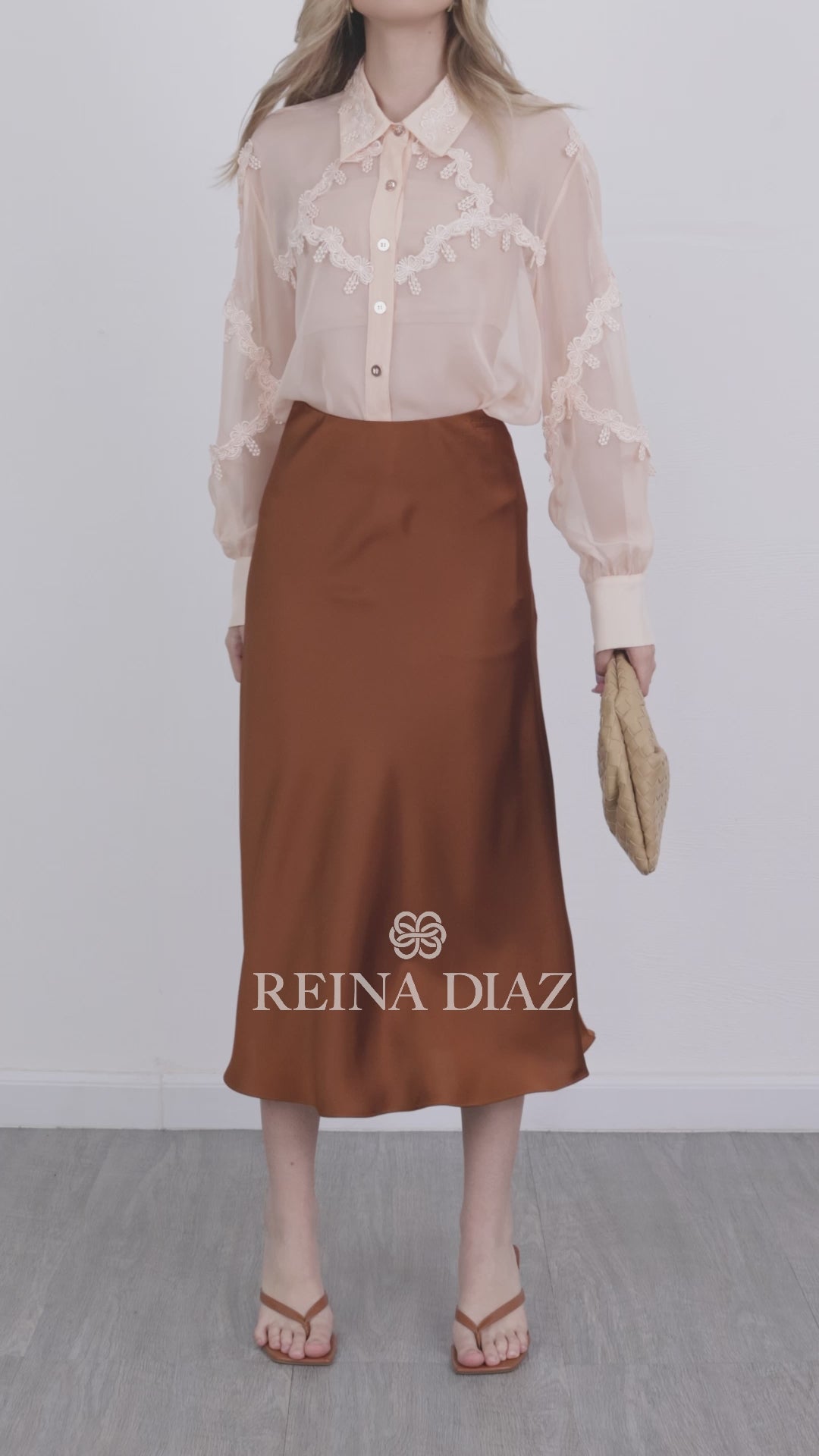 Blusa con encaje floral y transparencias