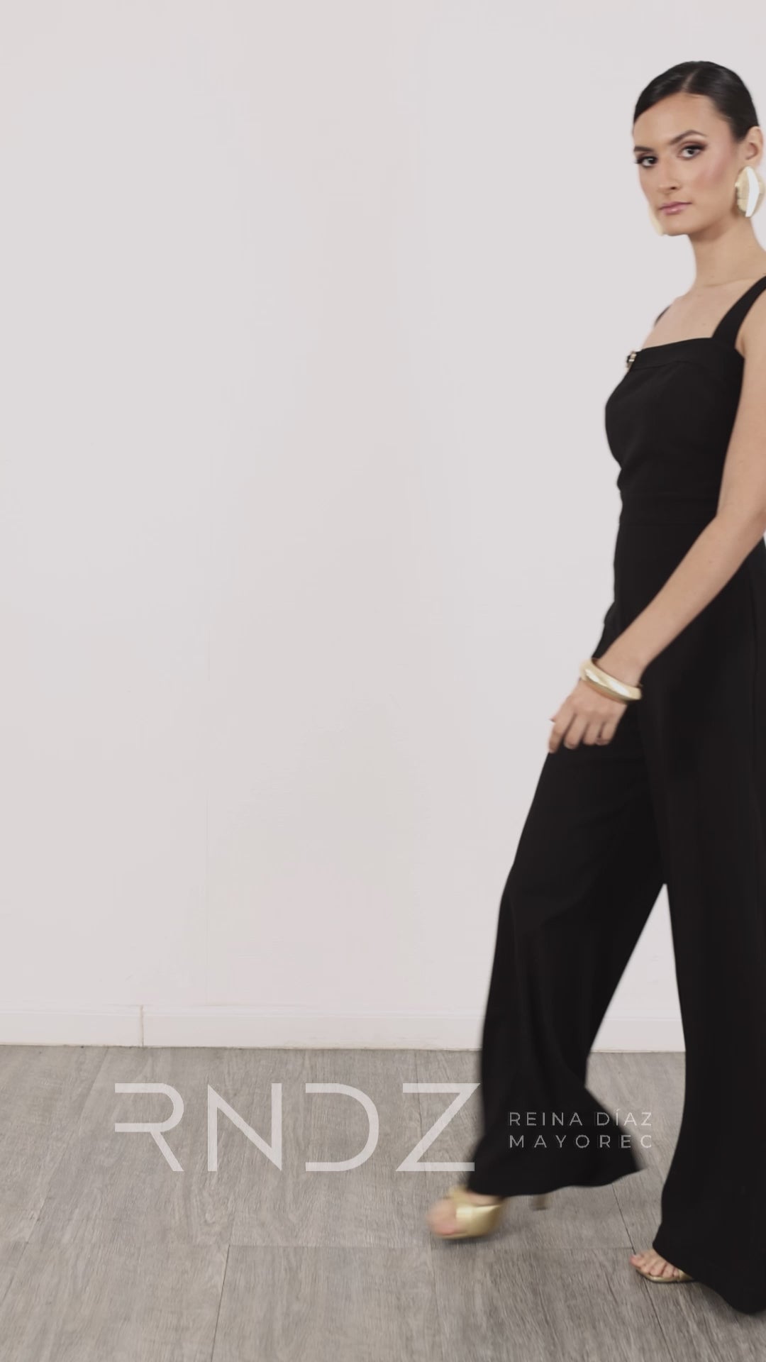 Jumpsuit elegante con tirantes anchos y hebilla