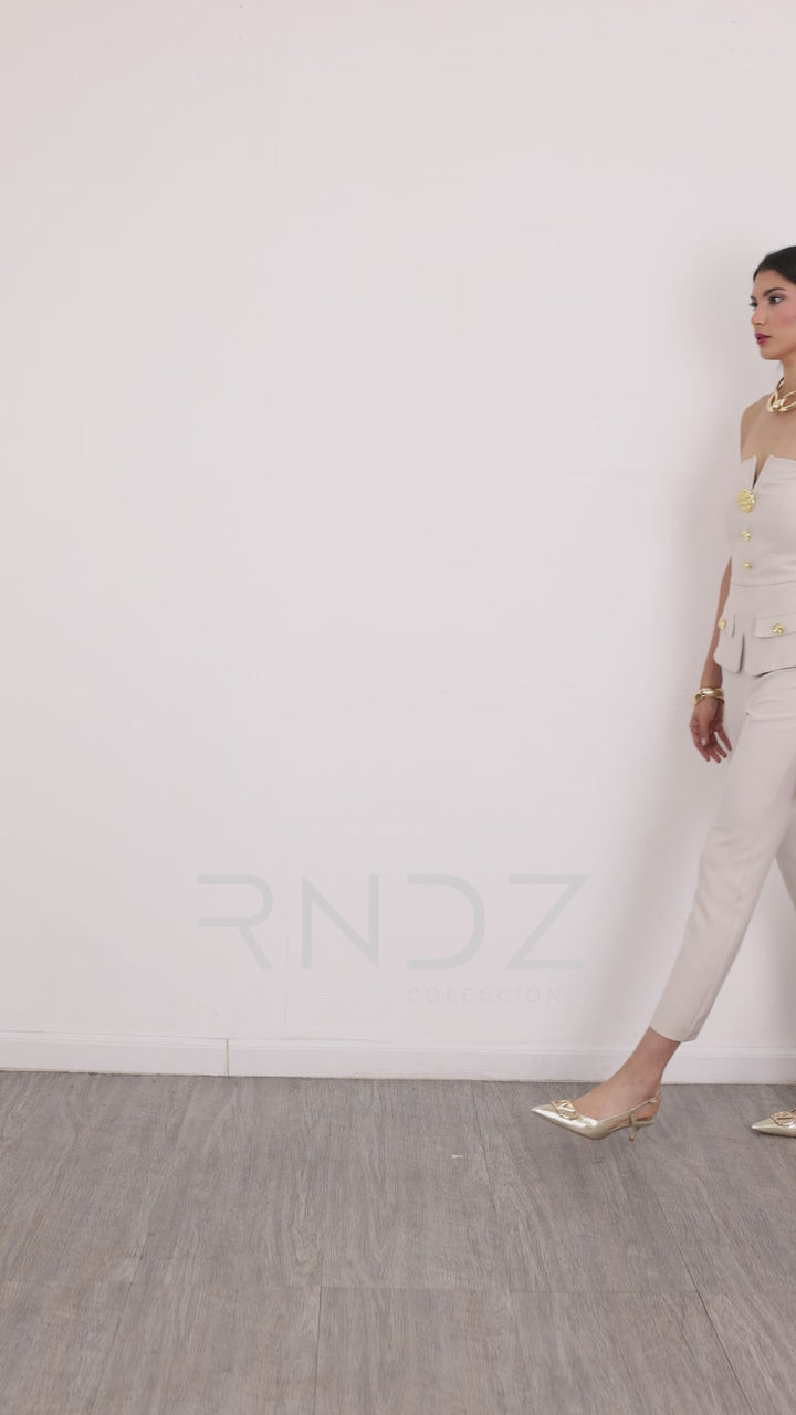 Jumpsuit strapless con botones dorados